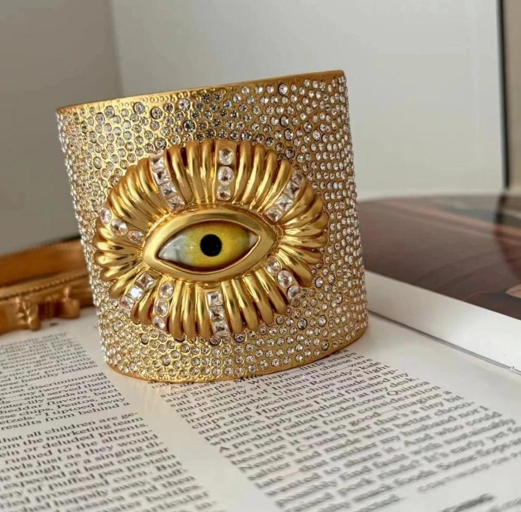 Detailaufnahme glänzender Strasssteine im Wave-Light-Design des goldenen Armbands