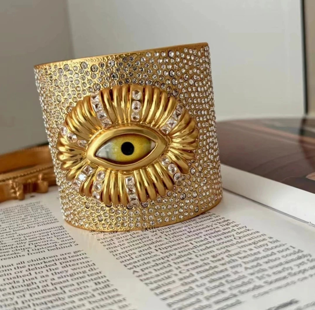 Detailaufnahme glänzender Strasssteine im Wave-Light-Design des goldenen Armbands