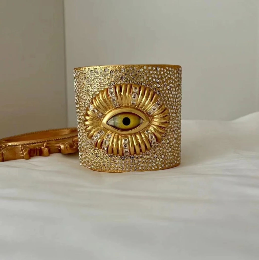 Goldenes Statement-Armband im persönlichen Trend-Stil auf hellem Hintergrund