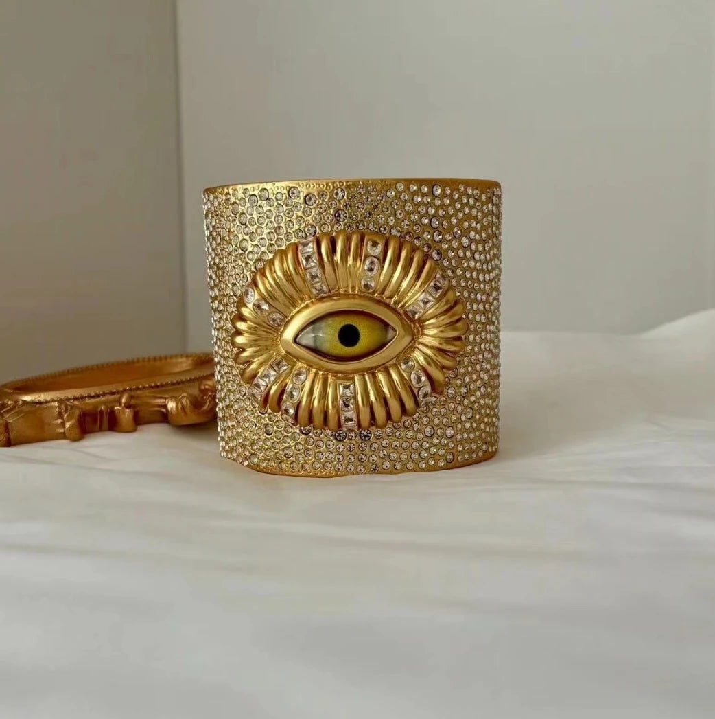 Goldenes Statement-Armband im persönlichen Trend-Stil auf hellem Hintergrund