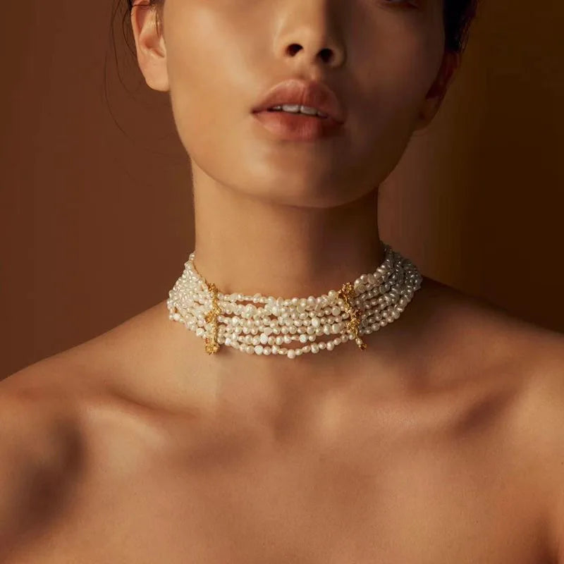 Vintage Pearl Choker Necklace im schlicht-femininen Stil auf hellem Hintergrund