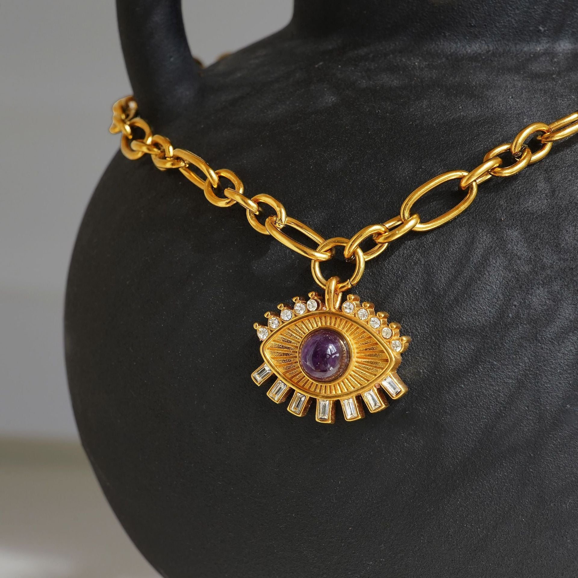 Evil Eye Titan Anhänger Gold – Zirkon Nahaufnahme