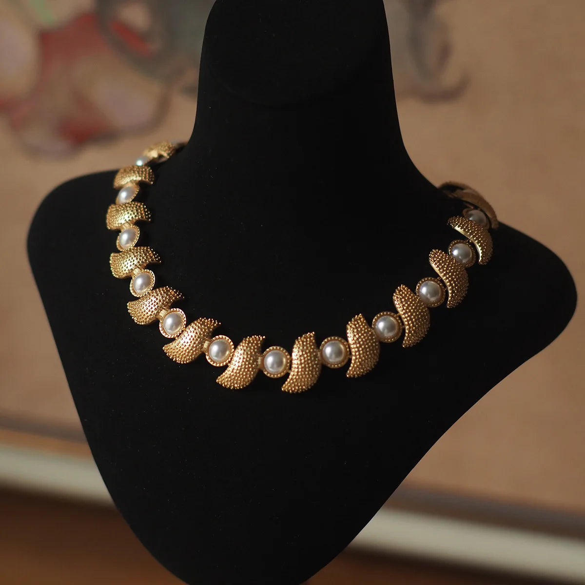 Französische Retro-Perlenkette – Elegantes Geburtstagsband-Design für Damen