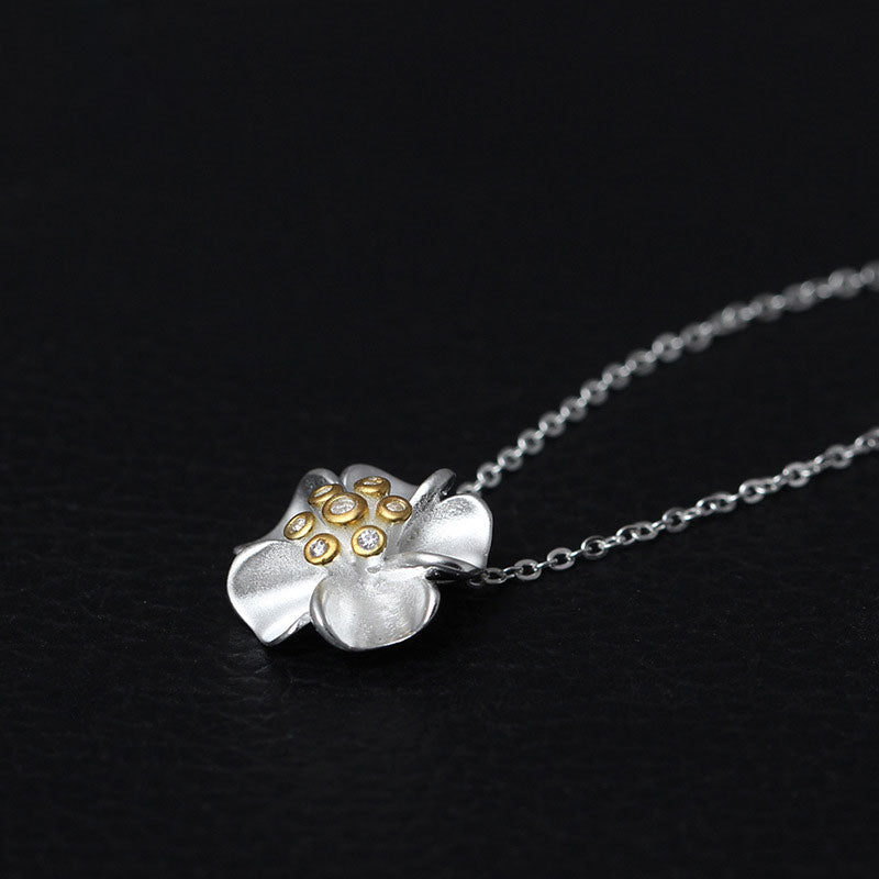 925 Silber Blumen-Halskette am Hals – Lifestyle