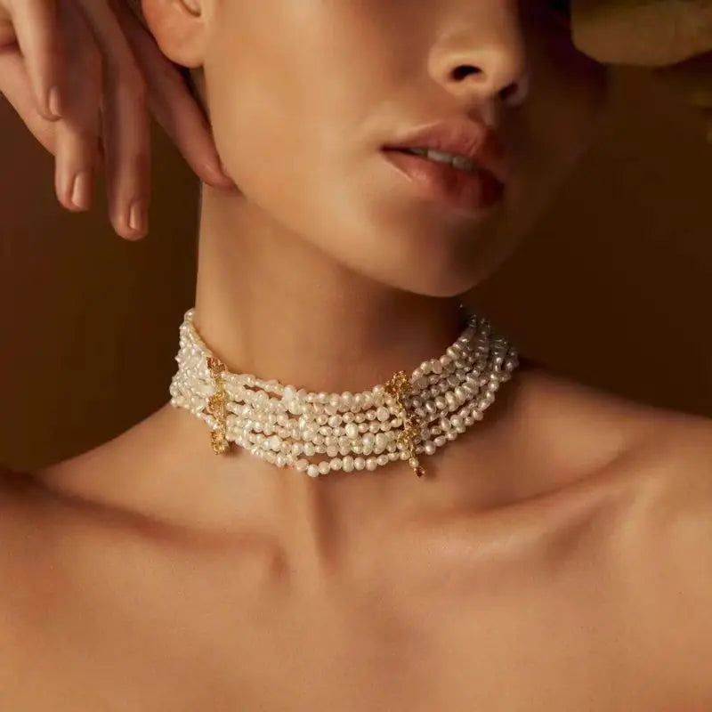 Vintage Süßwasser-Perlenchoker für Damen in Weiß am Hals getragen