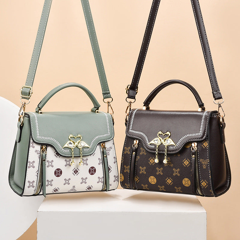 Crossbody Bag veganes Leder am Körper getragen – Lifestyle