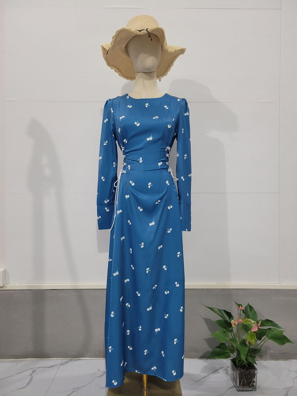 Damen Langkleid Kapuze mit Model – Silhouette Strickkleid himmelblau