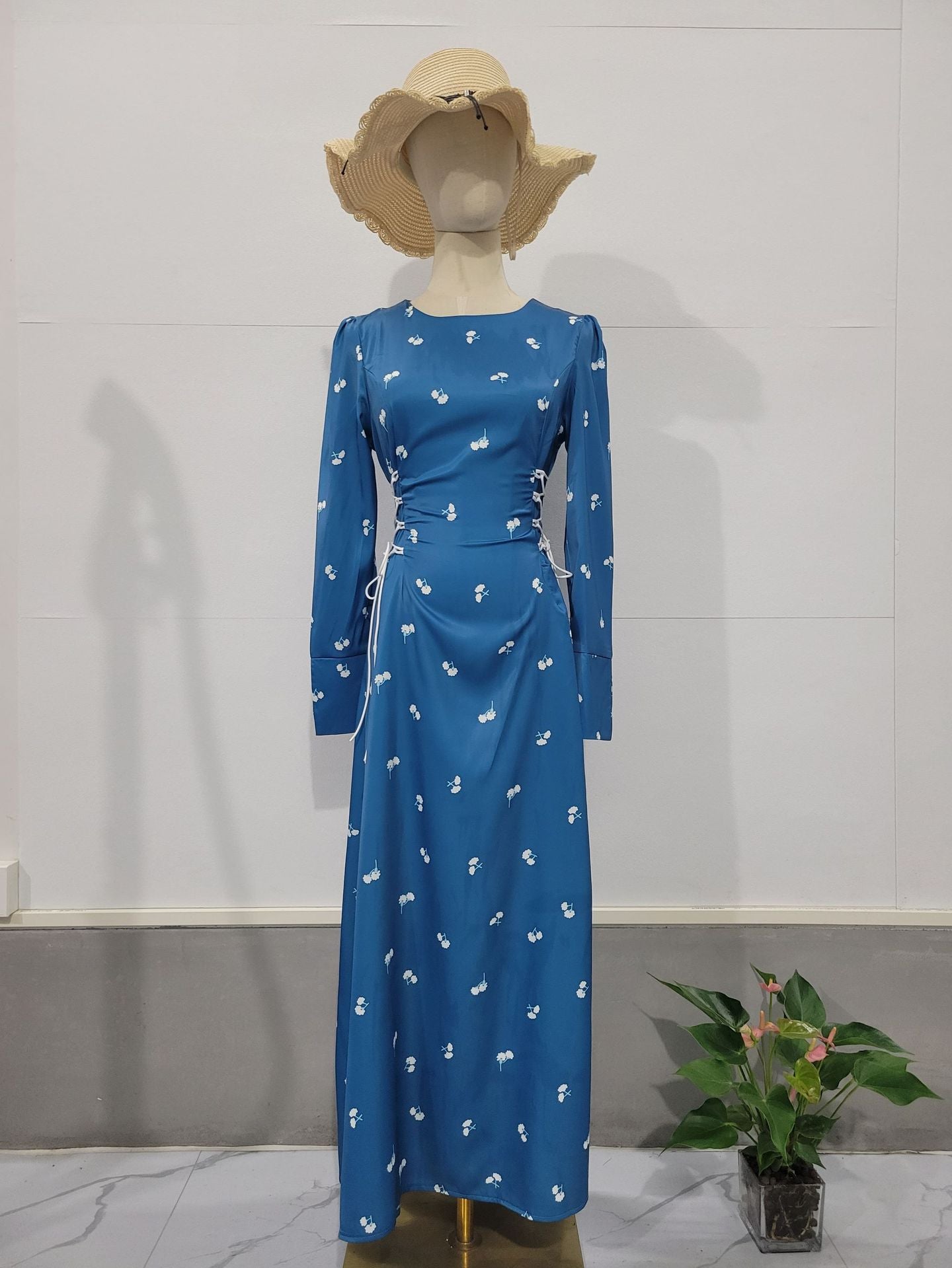 Damen Langkleid Kapuze mit Model – Silhouette Strickkleid himmelblau
