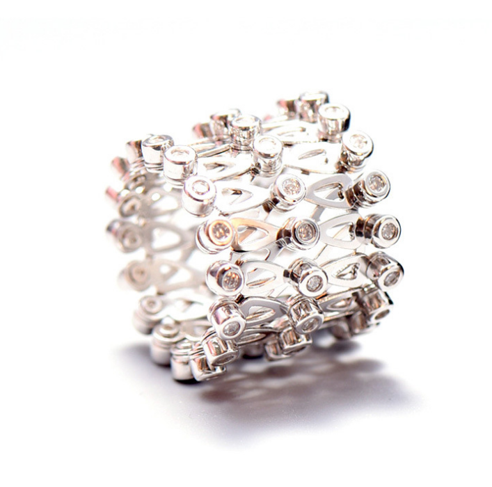 Verstellbarer Zirkon Ring BodyLuxCare – weißer Hintergrund