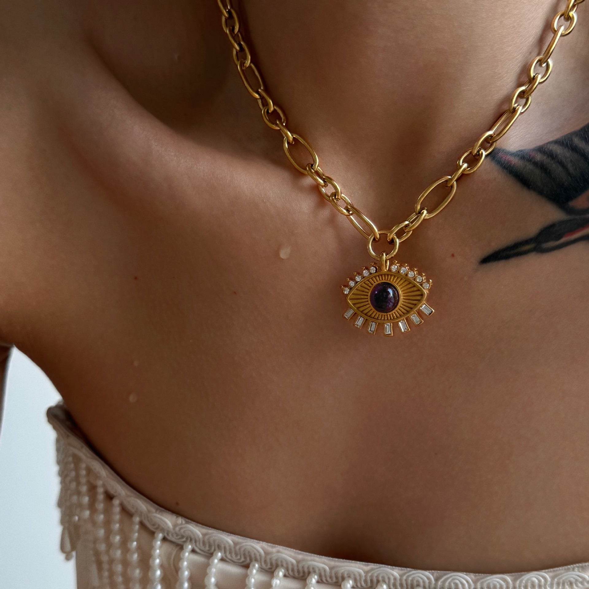 Böses Auge Halskette am Hals – Lifestyle Damenschmuck
