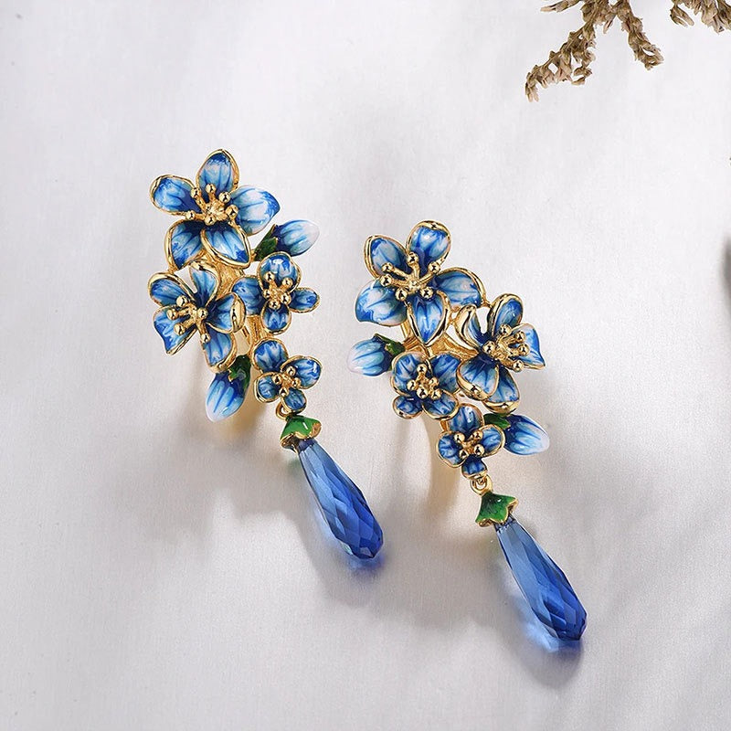 Blumen Hängeohrringe Zirkon blau – Nahaufnahme