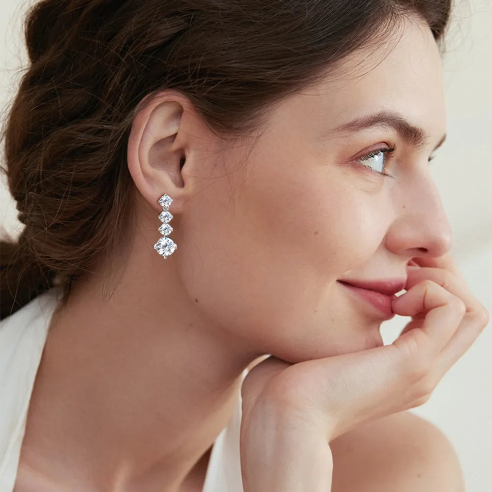 Moissanite Ohrringe 925 Sterling Silber – getragen am Ohr