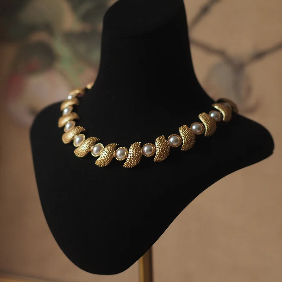 Französische Retro-Perlenkette – Elegantes Geburtstagsband-Design für Damen