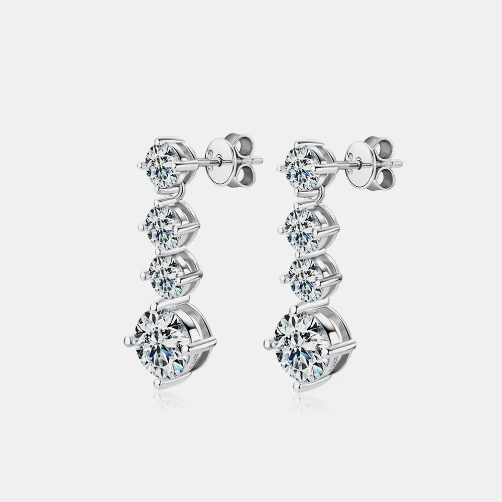 Funkelnde Moissanite Ohrringe getragen – eleganter Damenschmuck