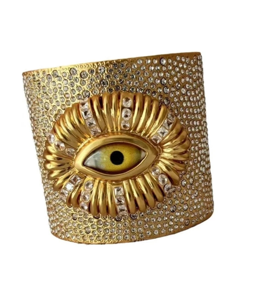 Retro-inspiriertes Nischen-Design-Armband mit Wasserlicht-Effekt im Fashion-Setting