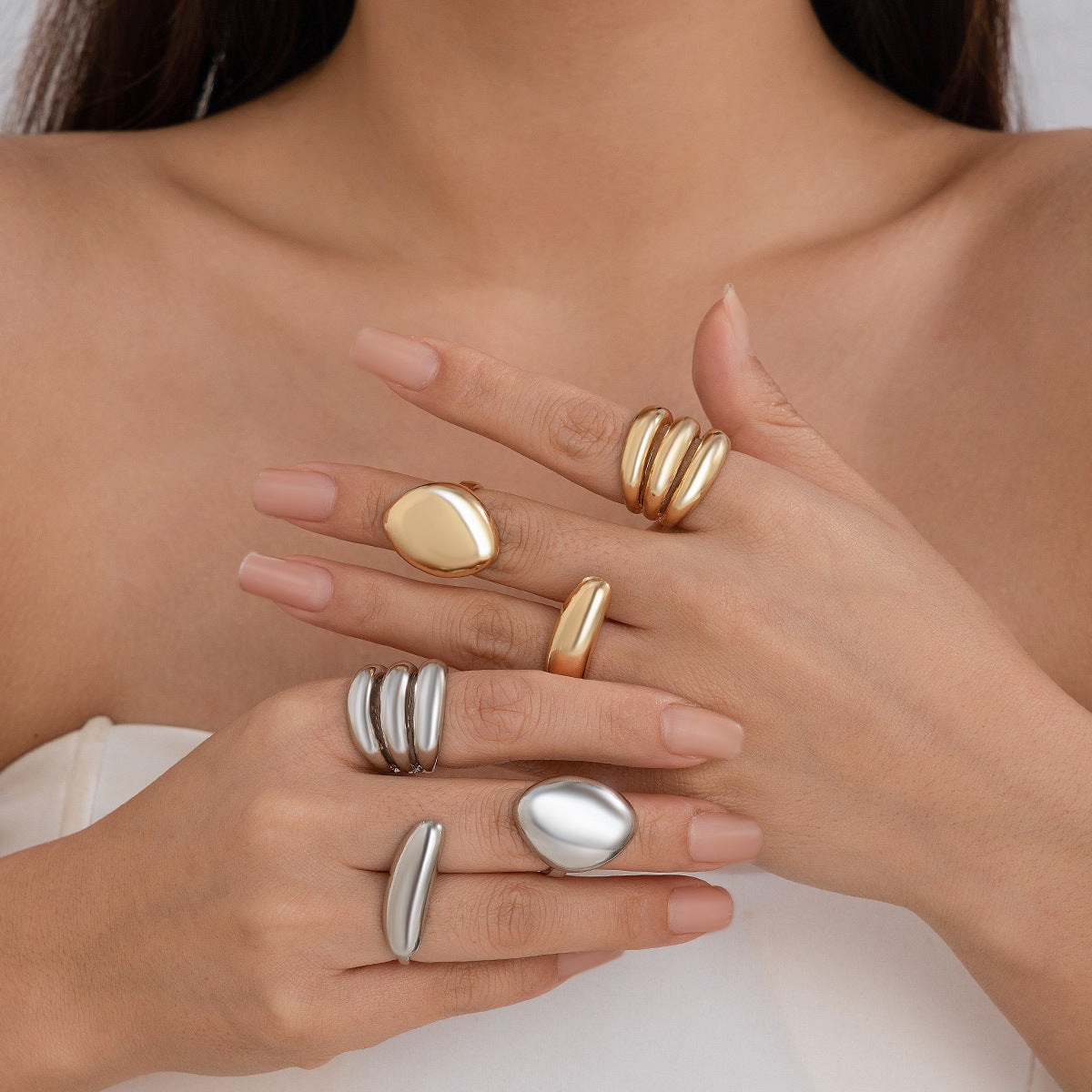 Ring-Set Detailansicht – geometrisches Lava-Metall-Design