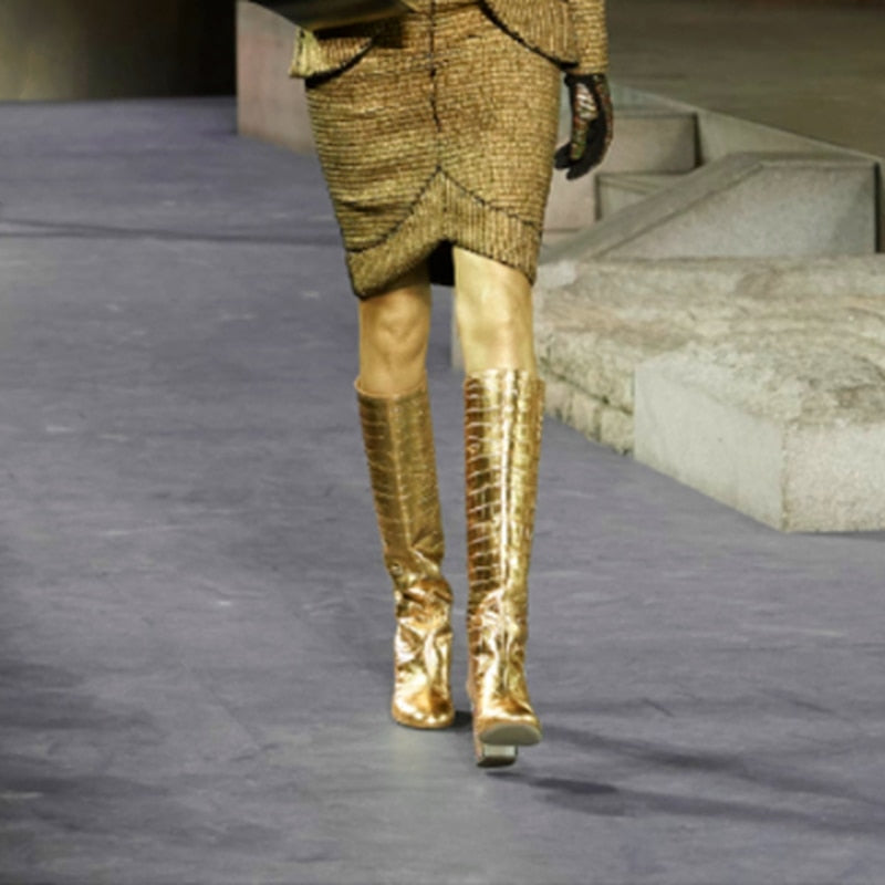 Goldene kniehohe Damen Stiefel mit Krokodilmuster und Strass-Blockabsatz getragen
