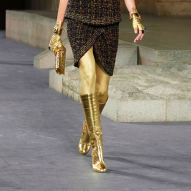 Goldene kniehohe Damen Stiefel Krokodilmuster Strass – Seitenansicht getragen BodyLuxCare