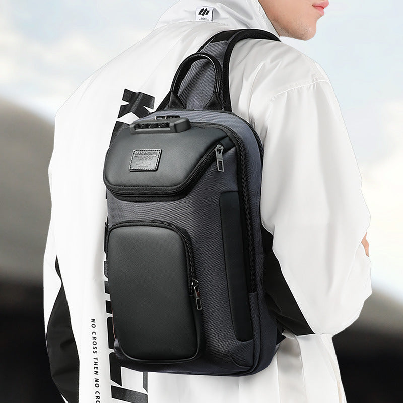 Mann trägt schwarze Herren Brusttasche diagonal über der Schulter