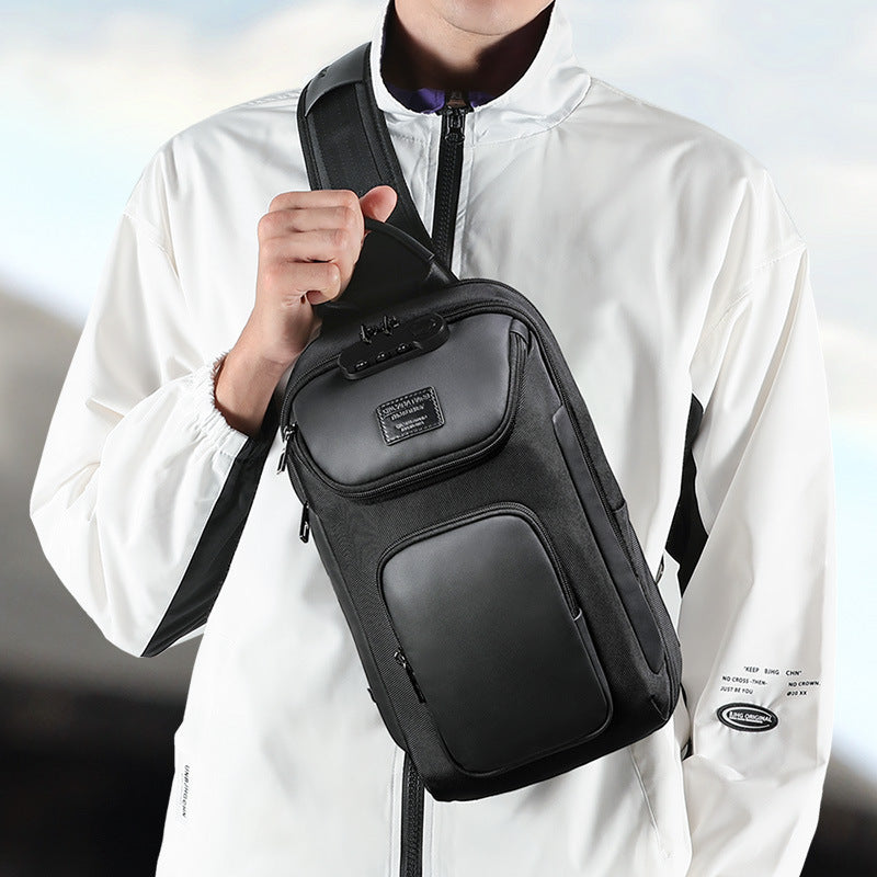 Herren trägt schwarze Brusttasche – Lifestyle Sling Bag am Körper getragen
