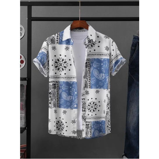 Herren Hawaii-Hemd Blau Weiß Paisley – Auf Kleiderstange im Laden, mit Jeans