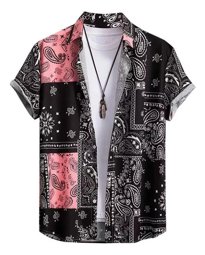 Herren Hawaii-Hemd Schwarz Pink Paisley Print – Getragen mit Halskette, Freizeitlook