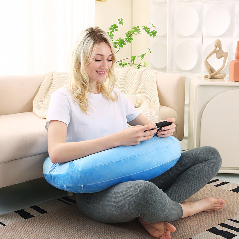 Lesekissen mit U-Form und Armstützen beim Lesen im Bett verwendet