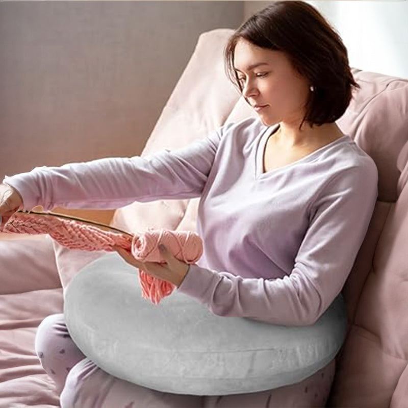 Ergonomisches Rückenstützkissen mit Armlehnen beim Fernsehen auf dem Sofa
